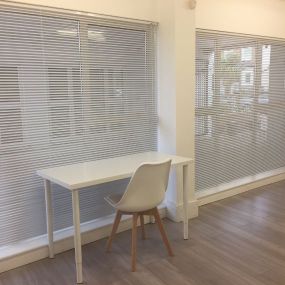 25mm gloss white aluminium venetian blind